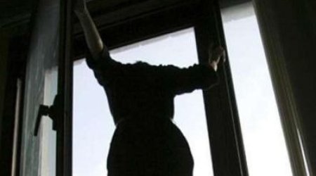 19 yaşlı qız 4-cü mərtəbədən yıxıldı