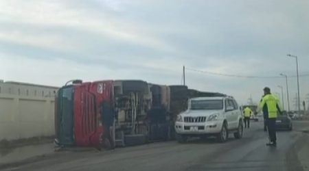 Sumqayıtda TIR aşdı &ndash; VİDEO