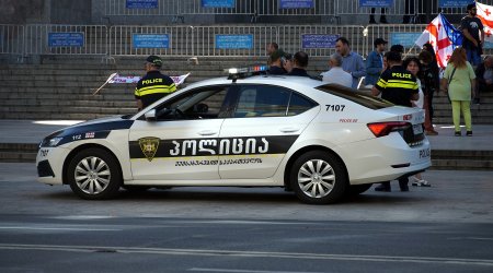 Gürcüstanda kişi öz nənəsini girov götürdü