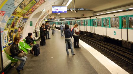 Başörtülü qadın Paris metrosunda TƏHQİR EDİLDİ
