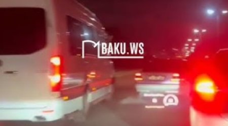 Bakıda məktəbliləri daşıyan mikroavtobus əks zolağa çıxdı &ndash; VİDEO