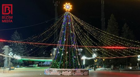 Qusarın mərkəzi meydanında möhtəşəm Yeni il yolkası &ndash; FOTO/VİDEO