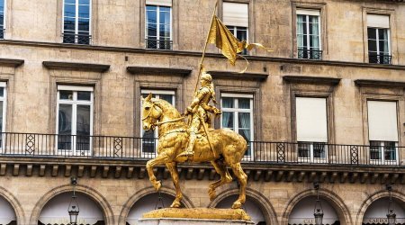 Parisdə TRAGİKOMİK HADİSƏ &ndash; Janna Darkın heykəlinə dırmaşıb...