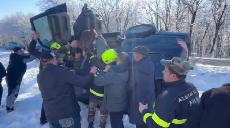 İsmayıllıda maşında köməksiz qalan şəxslər belə xilas edildi &ndash; VİDEO