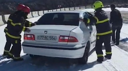Xocalıda yollar buz bağladı: Avtomobildə köməksiz vəziyyətdə qalan şəxs xilas edildi - VİDEO