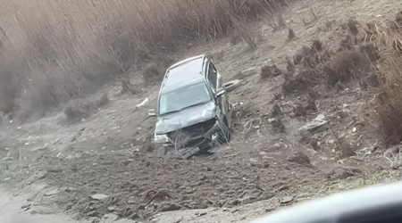 Zabratda avtomobil dərəyə aşdı - VİDEO