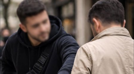 Küçədə sosial eksperiment adı ilə vətəndaşın 1350 manatını ələ keçirdi