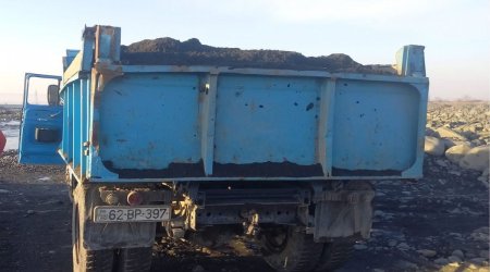 Balakəndə çaydan qanunsuz qum-çınqıl daşıyanlar TUTULDU