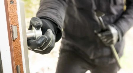 Maǧazalardakı kameraları sındırıb ödəmə terminallarından oğurluq etdi &ndash; FOTO