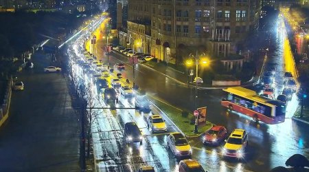 Yasamalda avtomobil yanıb, nəqliyyatın hərəkətində sıxlıq yaranıb - FOTO