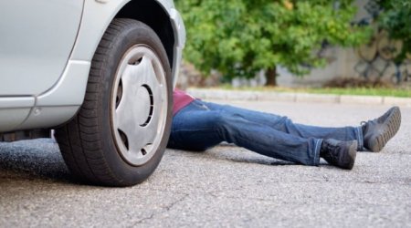 Məktəb direktoru avtomobillə piyadanı vurdu &ndash; VƏZİYYƏTİ AĞIRDIR