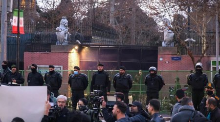 Britaniya Tehrandakı səfirliyini bağladı