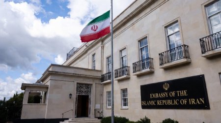 Londonda səfirlik binasından İran bayrağını endirən şəxs həbs edildi