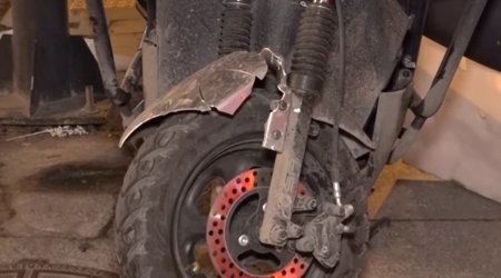 Bakıda motosikletlə avtomobil toqquşdu: Xəsarət alan var - VİDEO