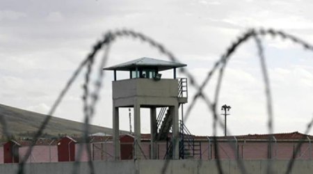 Ana həbsdəki övladına narkotik keçirmək istədi &ndash; FOTO