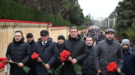 MEDİA nümayəndələri Şəhidlər xiyabanını ziyarət ediblər &ndash; FOTO