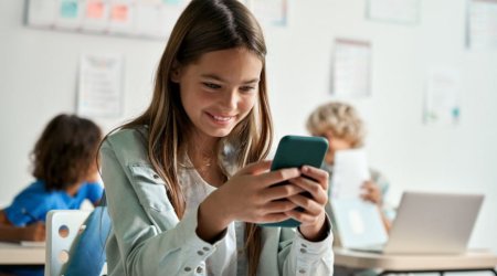 Bu ölkədə məktəblərdə müəllimlərə də telefon qadağası QOYULUR