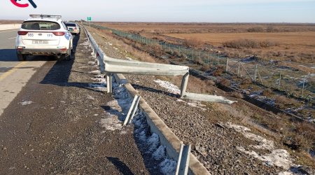 &ldquo;Mercedes&rdquo; buzlu yolda aşdı - 2 nəfər yaralandı - FOTO