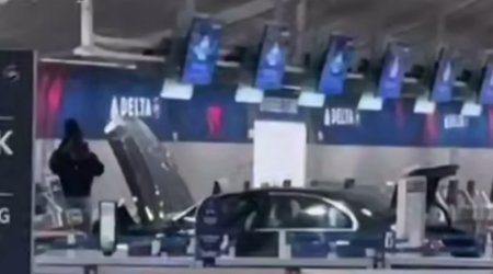 ABŞ-da avtomobil aeroportun girişinə çırpıldı &ndash; Yaralılar var &ndash; VİDEO