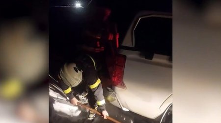 Füzulidə avtomobillərdə köməksiz vəziyyətdə qalan vətəndaşlara yardım göstərildi - VİDEO