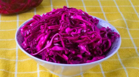 Bazarlarda satılan bu qidaya İran boyaları vurulurmuş: İştahla yeyirik - VİDEO