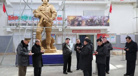 Kursk vilayətində döyüşən Şimali Koreya hərbçilərinin şərəfinə heykəl ucaldıldı &ndash; FOTO