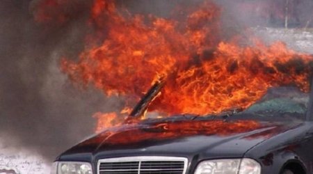 Bakıda &ldquo;Mercedes&rdquo; avtomobili yandı