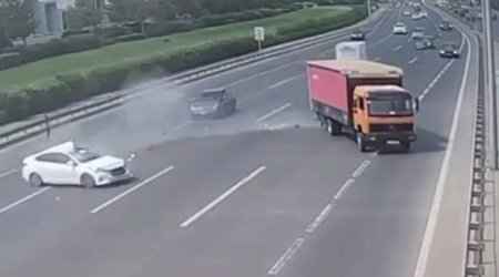 Bakıda yük maşını ağır qəzaya səbəb oldu &ndash; ANBAAN VİDEO