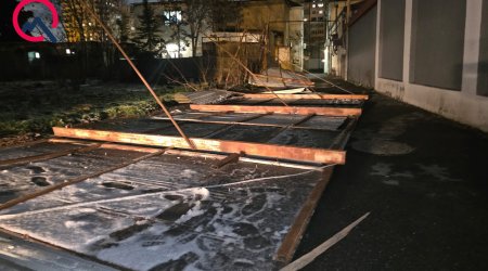 Güclü külək Yasamalda fəsadlar törətdi - Gediş-gəliş çətinləşdi - FOTO