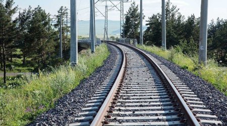 Xaçmazda qatar avtomobili vurdu &ndash; Sürücü yerindəcə HƏLAK OLDU