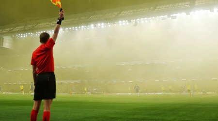 Stadionda evlilik təklif edən hakim hücuma MƏRUZ QALDI &ndash; FOTO