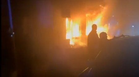 Müştərilər içəridə olarkən obyekti yandırıb qapıları bağladılar - VİDEO