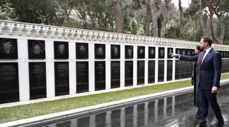 ABŞ Vitse-prezidenti Şəhidlər xiyabanını ziyarət etdi &ndash; FOTO/VİDEO