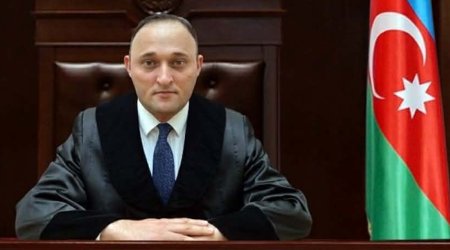 &ldquo;Atanı uşağa qolu qandallı göstərməklə qəhrəmanını öldürməyin&rdquo;