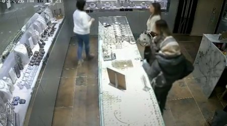 Bakıda mağazadan qızıl oğurlayan qadın kameraya düşdü &ndash; ANBAAN VİDEO