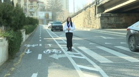 Bakıda absurd mənzərə: Piyada zolağı var, amma keçməyə yer yoxdur &ndash; VİDEO