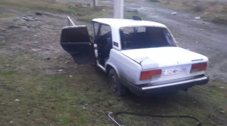 Oğuzda avtomobil işıq dirəyinə çırpıldı - 3 yaralı var &ndash; FOTO