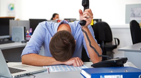 Digərinin yerinə də işləyənə əlavə maaş verilməlidir?