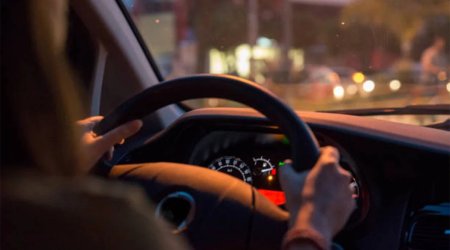 Naməlum şəxs qadın sürücüyə qorxulu anlar yaşatdı - Evinədək təqib etdi, əri ilə dalaşdı