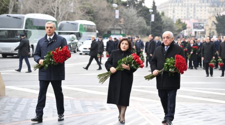 Rəsmilər Xocalı soyqırımı abidəsini ziyarət etdi - Fotolar