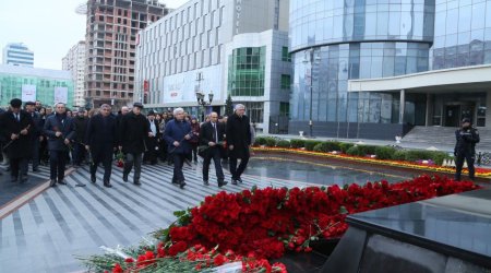 Qərbi Azərbaycan İcması Xocalı soyqırımı abidəsini ziyarət edib - FOTO