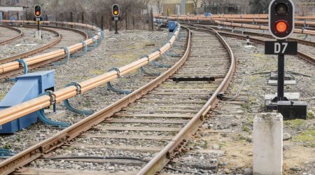 Qalada yük maşını qatara çırpıldı: Xəsarət alan var &ndash; VİDEO