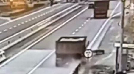 Bakı-Qazax yolunda yük maşını ağır qəzaya düşdü &ndash; ANBAAN VİDEO