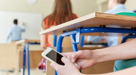 Məktəblərdə telefondan istifadəyə dair qaydalar hazırlanacaq &ndash; RƏSMİ