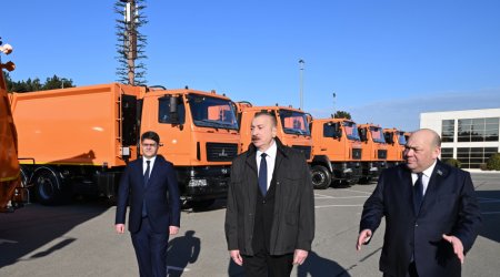İlham Əliyev Bakıda məişət tullantıları daşıyan texnikalarla tanış oldu - FOTO