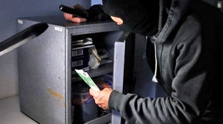 Məmurun evindən 340 min manat oğurladılar