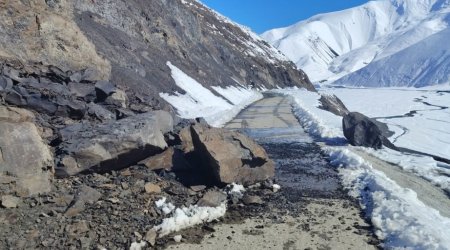 Quba-Xınalıq yoluna qaya parçaları töküldü