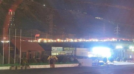 Bakı dairəvi yolda maşın yanıb, sıxlıq yaranıb - FOTO