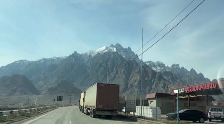 Ermənistan&ndash;İran sərhədində yük maşınlarının növbəsi yaranıb - VİDEO