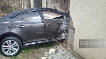 Gəncədə avtomobil mənzilə çırpıldı &ndash; FOTO